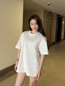 áo phông trắng cổ tròn
